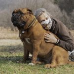 Mulher Abraçada com Cachorro